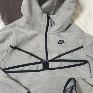 Grå nike tech fleece. - En grå nike tech fleece i bra skick. Dm för frågor eller fler bilder. Tar emot byten.