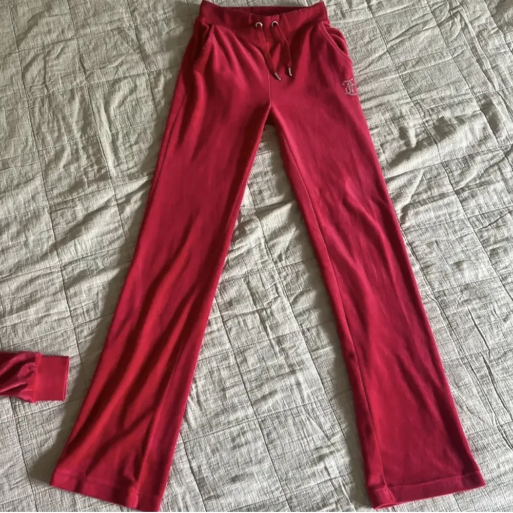 Röda juicy storlek xs knappt använda ❤️. Jeans & Byxor.