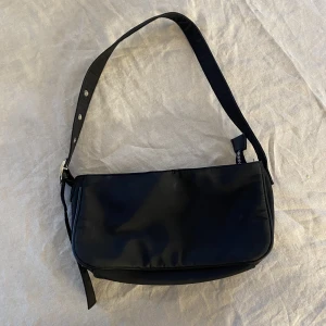Mindre väska  - En mindre väska från Gina tricot. Fint skick men använd😊