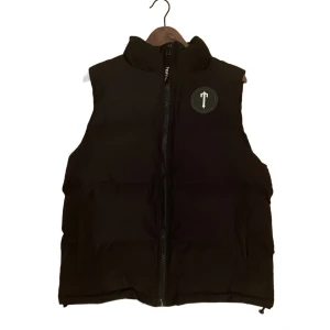 Trapstar Irongate väst - Riktigt fet trapstar väst som tyvärr inte riktigt används längre, mycket bra skick och sällan använd sedan jag köpte den på depop. är inte 100% säker på att den är legit men med priset jag betalade hoppas jag det