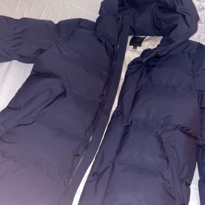 Elvine Jacka - Storlek L men sitter som en medium. Jackan är i nyskick knappt använd 4000kr nypris 