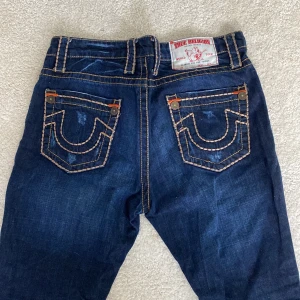True Religion jeans - True religion jeans storlek 34. Nyskick och jag säljer eftersom de inte var rätt storlek för mig.