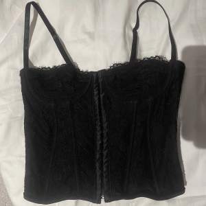 Super snygg svart corsette, köpt second hand. Perfekt nu till Halloween utklädnader och så annars jätte fin fest topp också ❤️