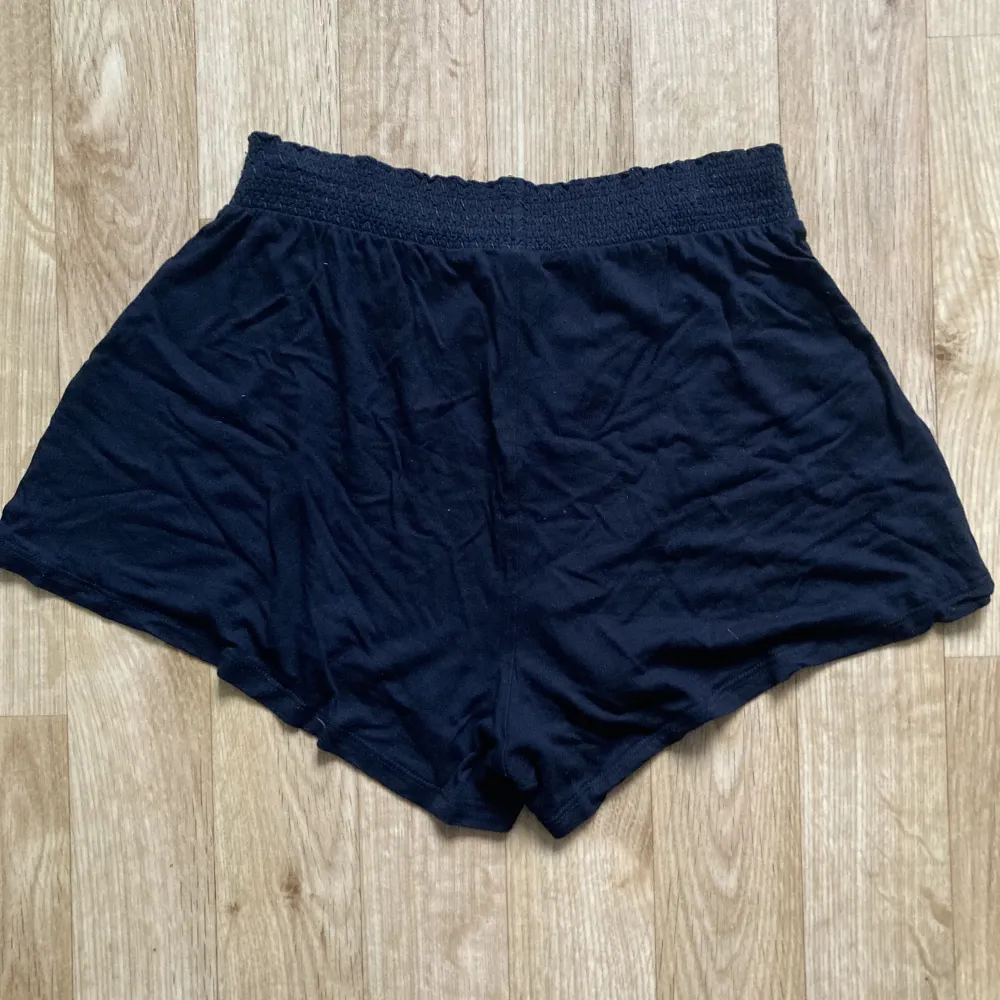 Svarta shorts i 100% viskos fint skick. Säljs då de är för små för mig. Midja: 34cm (stretchat till 42cm), längd ytterben inklusive midjeband: 29cm.. Shorts.