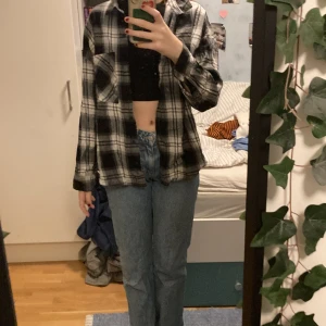 Svart vit, rutig skjorta  - Lite oversized, svart, vit, grå skjorta från hm divided, säljs för att den inte längre andvänds.💕