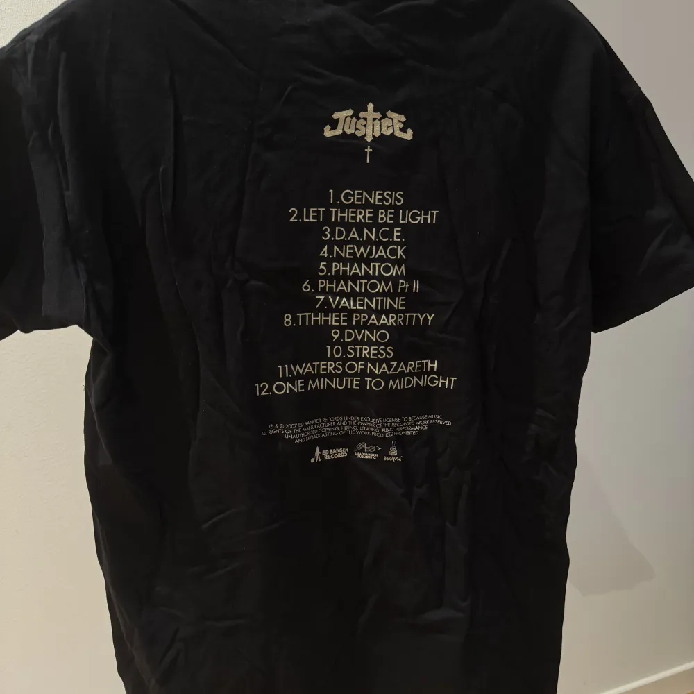 Limited edition t-shirt från musikgruppen Justice. Har en i Large och en till i extra large. Båda oanvända . T-shirts.