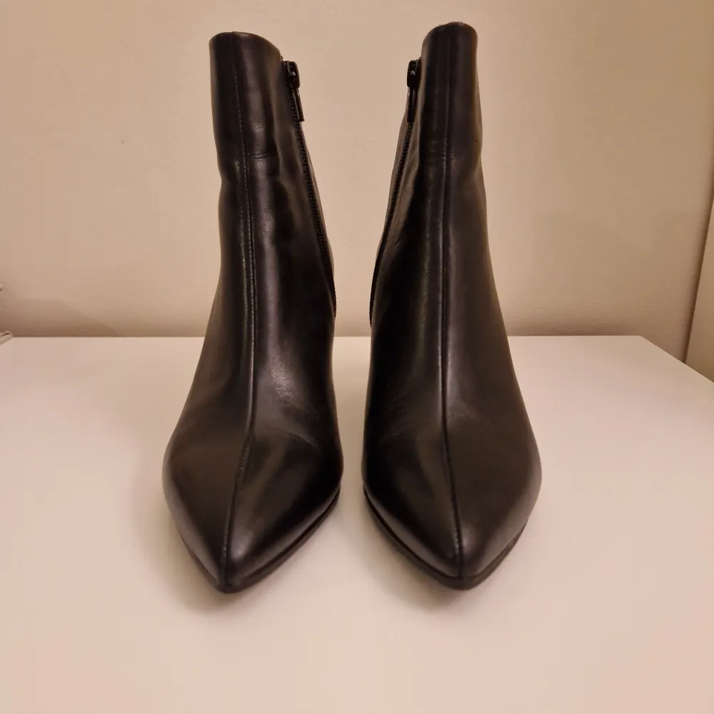 Vagabond boots/skor/stövlar i läder. Använt enbart ett fåtal gånger. Omklackade och ny gummisula. Litet märke vid ena klacken. Storlek 36. Köpta för 1299 kr.. Skor.