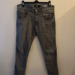 Replay anbass jeans - Riktigt snygga och bekväma Replay anbass jeans, testade få tal gånger så är i väldigt bra skick. Om ni har fler frågor osv så tveka inte på att skriva!!!