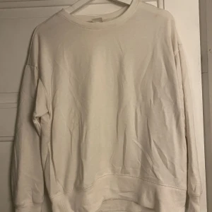 Vit tröja - Från H&M, lite tunnare material. Lite nopprig på armarna 