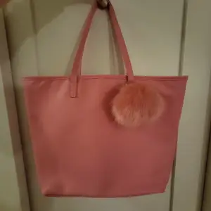 Superfin rosa handväska med fluffboll. Köpt på HM men knabbt använd därav mycket bra skick, som ny. Bara o trycka på köp nu eller skriva till mig om ni har några frågor! 🌸💕❤️