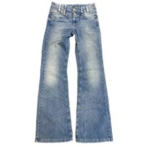 Lowwaist flare jeans i ljusblå tvätt💕