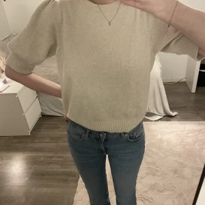 Tröja med puffärm🤍 - Jättegosig tröja från Vero Moda, använd en del men fortfarande i bra skick🥰