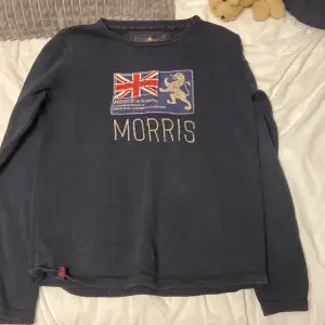Säljer min marinblå Morris tröja för den tyvärr ej kommer till användning använd få tals gånger men säljs väldigt billigt köpt för 1500