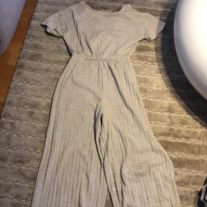 Beige byxdress zara - Snygg beige byxdress i storlek 13-14 år men funkar på Xs (150-157 cm), bara ahh skriva vid andra frågor 💕💕