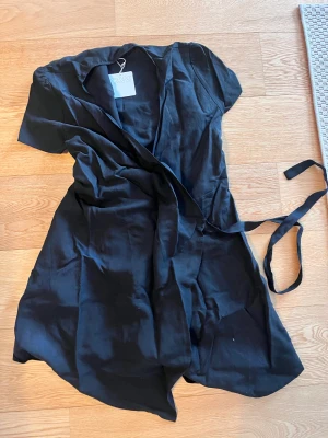 Omlott klänning  - Super snygg omlott klänning, köptes i sommras men användes aldrig, Väldigt liten i storlek, skulle säga att denna passad 36-38. Original pris 599kr