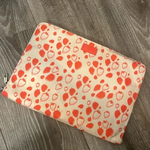 Datorfodral  - Säljer detta superstat datorfodral som inte kommer till användning då jag har ett annat! Den är från CW by Carin Wester men  köpte på Åhléns! Passar till en vanlig laptop!