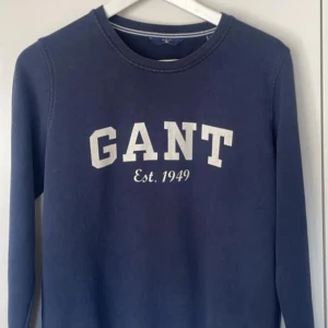 Marinblå Gant - Den är använd men skulle säga att den fortfarande är i bra skick, inte använd nu på ett lång tag för av väljer jag att sälja den