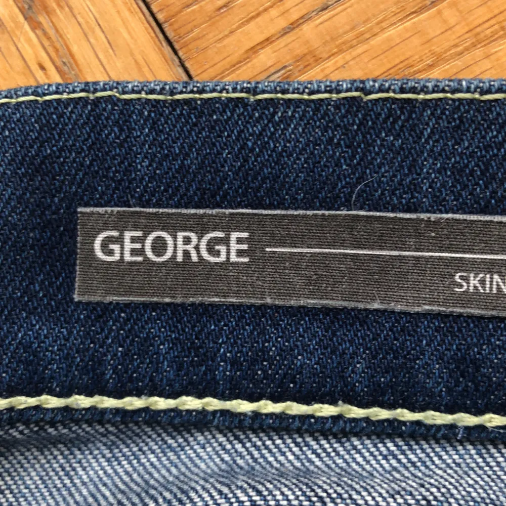 Säljer dessa snygga dondup jeans i modellen George. Storleken på byxorna är 29 och skicket är 8/10 med inga som helst slitage. Priset är inte satt i sten utan kan självklart tänka mig gå ner i pris vid snabb affär!  Hör av er vid eventuella frågor!. Jeans & Byxor.