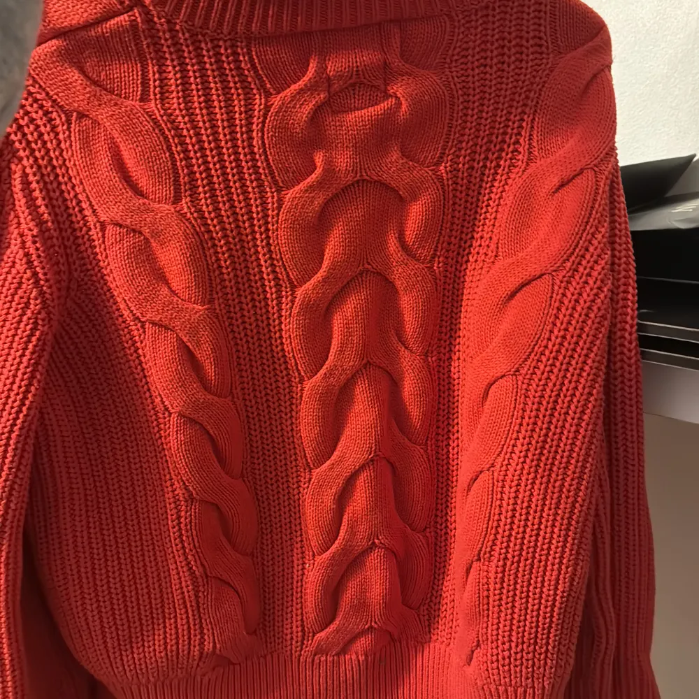  En röd stickad tröja från Gina Tricot storlek L använt några gånger passar perfekt i vinter varmare upp kroppen och är som en ny. Tröjor & Koftor.