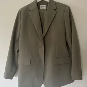 Kavaj - Jättefin kavaj från Nakd, i stl 36