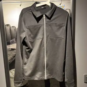 Säljer en svart overshirt i storlek S Knappt använd.