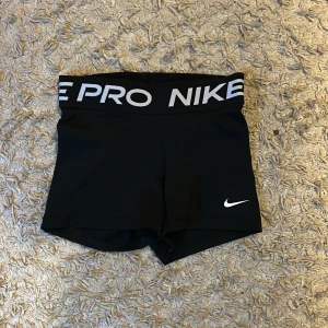 Nike Träning shorts - Jätte sköna träning shorts från Nike. Använd med i bra skick☺️. (Anledning till att jag säljer är att den är för liten för mig)