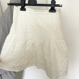 Vit kjol  - Vit kjol från Bohoo, storlek xs, passar s skulle jag säga, 