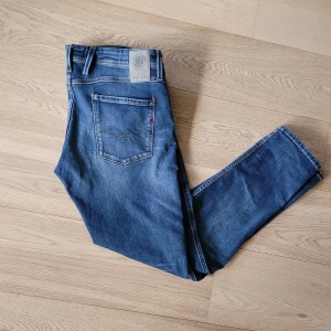 Replay jeans - Riktigt feta replay anbass jeans i storleken W32L32! Nästan helt oanvända, jag är 185.
