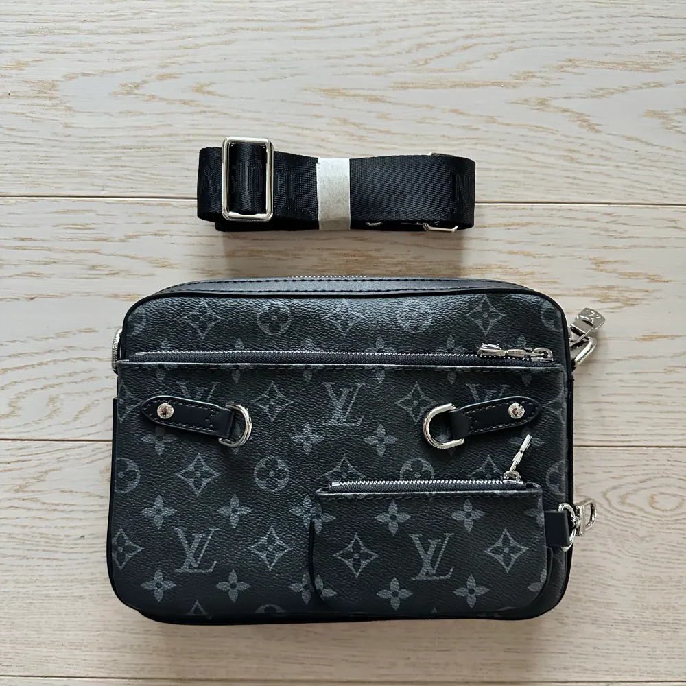 Helt ny, oanvänd, Louis Vuitton Trio Messenger Bag, skriv vid frågor och funderingar 💫 . Väskor.