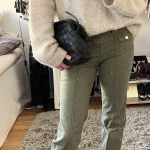 Väska - Säljer denna jätte fina flätade väska från Wera! Bara att skriva för fler bilder! Nypris 1400🫶