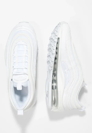 Nike air force 97 - Säljer mina vita nike air force 97 skor, använda få gånger, lite skitiga men hela! skriv om ni vill ha egna bilder så skickar jag! 💛 Köptes förra året för 1600kr 🥰