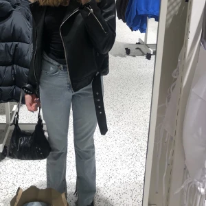 Gina Jeans💕 - Gammal bild men ett par jätte fina Gina Jeans. High/ mid waisted, med slits nertill som visas på bilden🫶🏻😻 Inköpta för 399, säljer för 200! Pris kan diskuteras via snabb affär💗