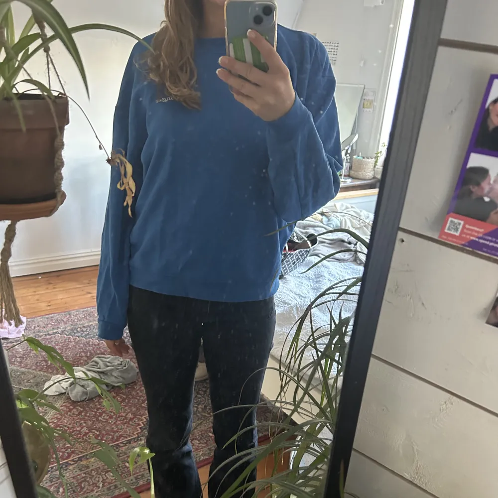 En superfin blå sweatshirt som jag inte använt alls! Fick den av min syster för något år sen och inte använt den. Sitter perfekt på mig som är strlk S. Hoodies.