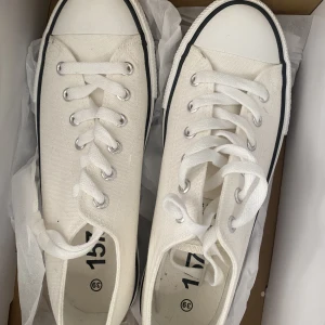 Vita converse  - Köpta på lager 157❤️ storlek 39