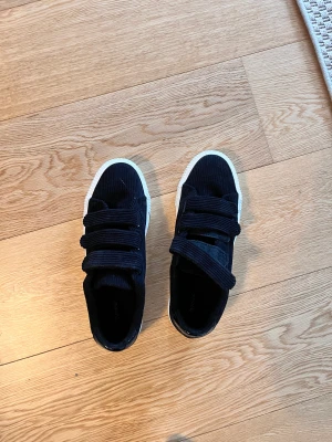 Svarta skor  - Skor från Even and odd, super fina men är tyvärr för stora för mig, 