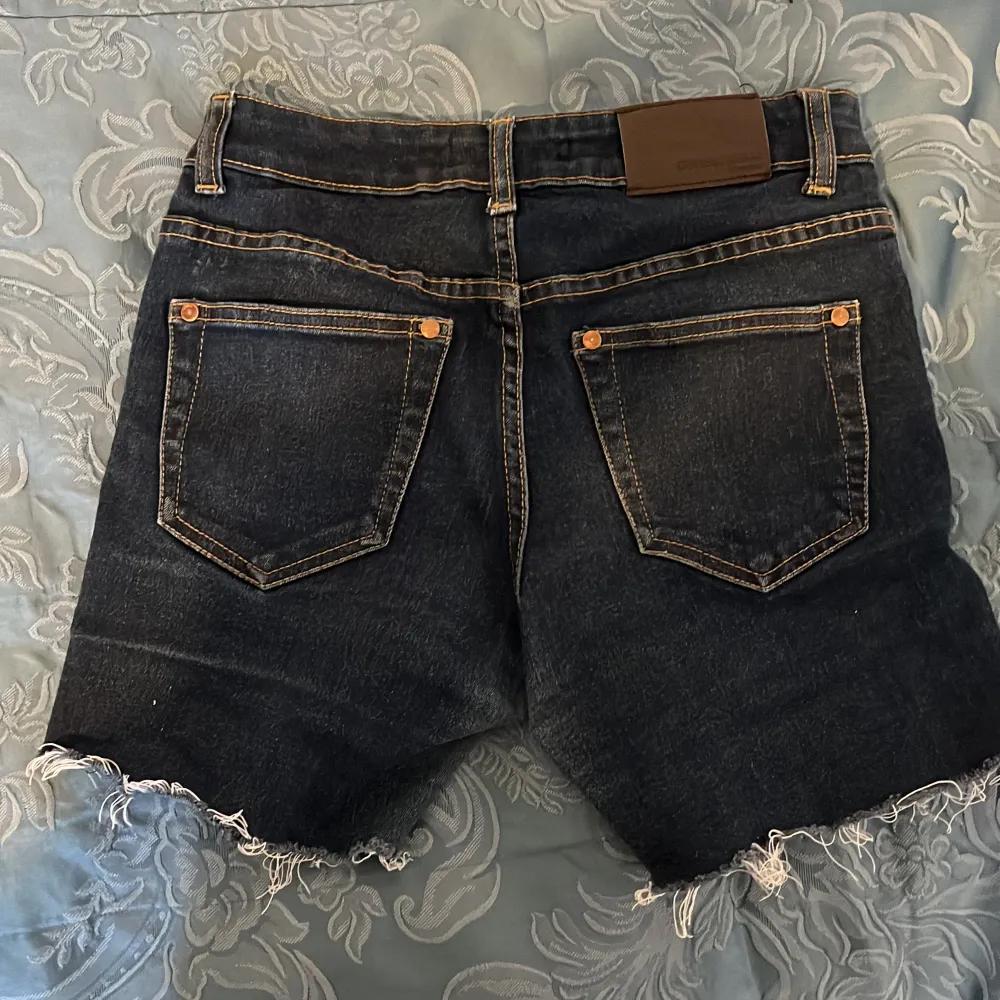 ”Perfekt jeans” storlek 24 från Gina tricot . Shorts.