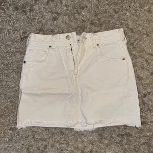 Vit jeanskjol  - Väldigt fin jeanskjol.  Använd få gånger och i väldigt bra skick. 🤍🤍🤍