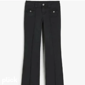 Hm cargo jeans - Jag säljer mina svarta cargo jeans från hm!❤️köparen står för frakten Dom är svarta/mörkgrå Skriv för egna bilder!❤️