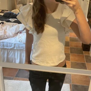volang topp zara  - beige volangtopp från zara ❣️ knappt använd, dock är det en jätteliten fläck (se bild 3) men inget som syns ❤️