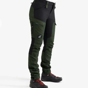 Revolution race byxor - Friluftsbyxor från revolution race, mörkgröna modell GPx, storlek 38/M, frakt ingår ej 💗