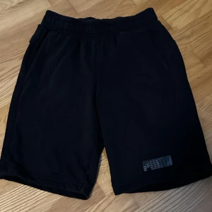 Puma shorts - Svarta puma shorts används 1 gång.