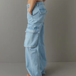 Cargosjeans - Lågmidjade cargobyxor i denim från Gina tricot. Använda 1 gång.