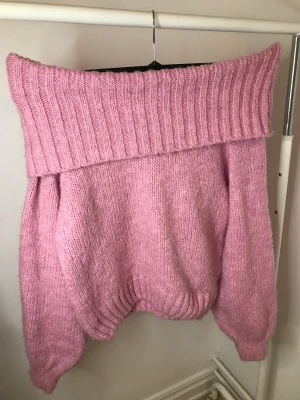 Rosa off shoulder tröja gina trico  - En tröja från Gina i Vädligt bra kvalitet , knappt använd då jag inte gilla hur den satt på mig, skriv om frågor.  Ny 399kr