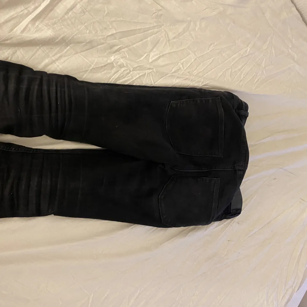 Svarta Jens från lager 157 ordinarie pris 300 kr säljer för 100 kr har använt cirka 6 gånger och är inte slitna alls allt tvättas innan skickat         Strl 34 . Jeans & Byxor.