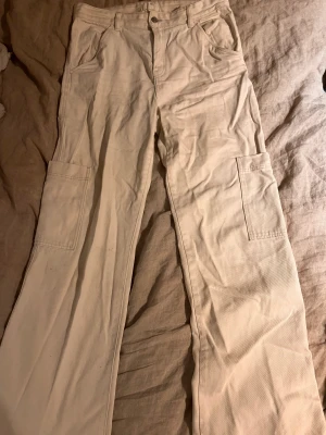 Vita cargobyxor - Vita cargobyxor som är väl använda, några få små fläckar som knappt syns men går enkelt bort med medel. 