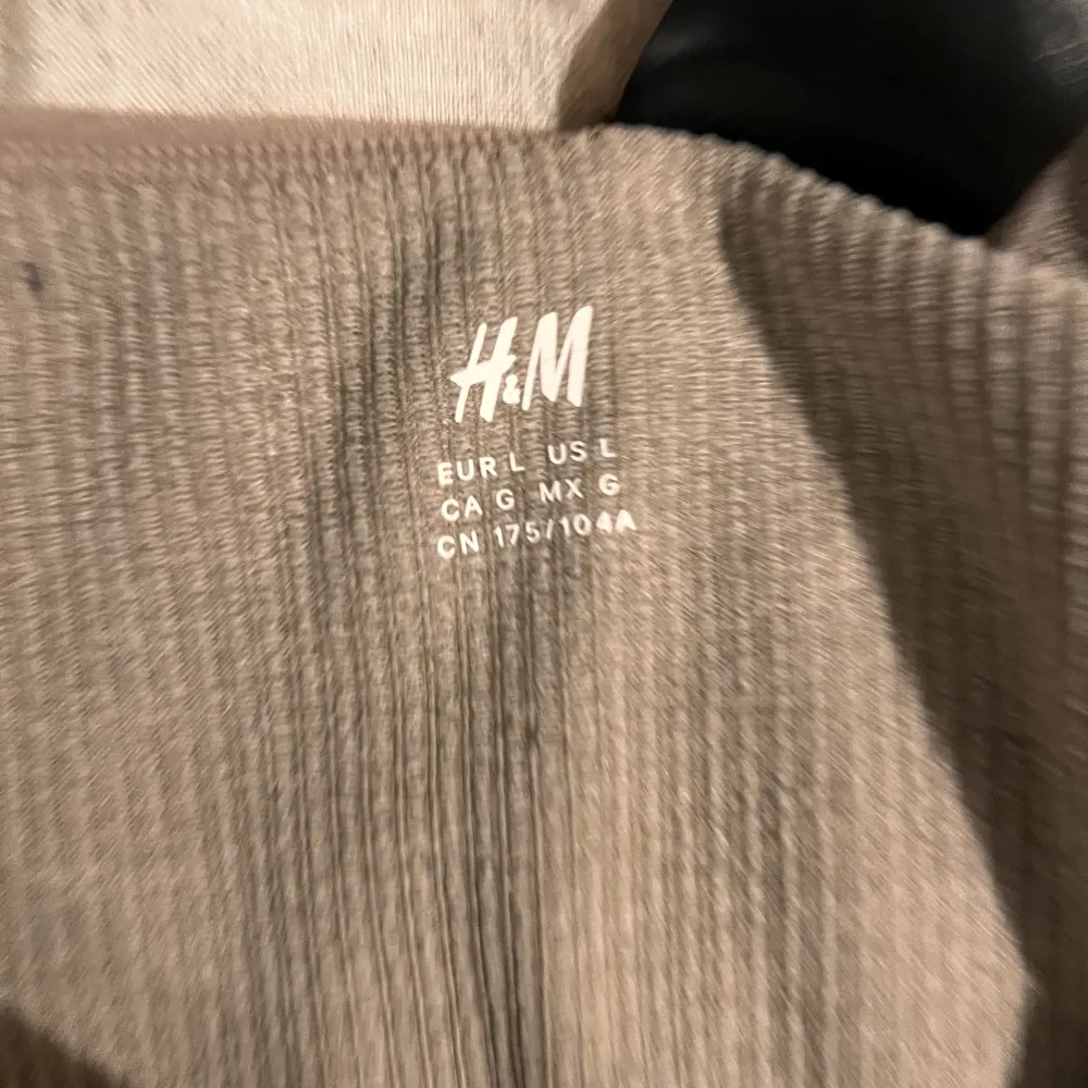 En mörkbeige träningströja från H&M, ägt i flera år men aldrig använt. . Hoodies.