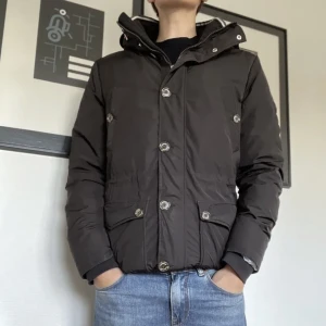 J.Lindeberg Jacka  - Riktigt snygg jacka ifrån J.Lindeberg samt passar dig som gillar stockholm och grisch stilen. Skick 9/10