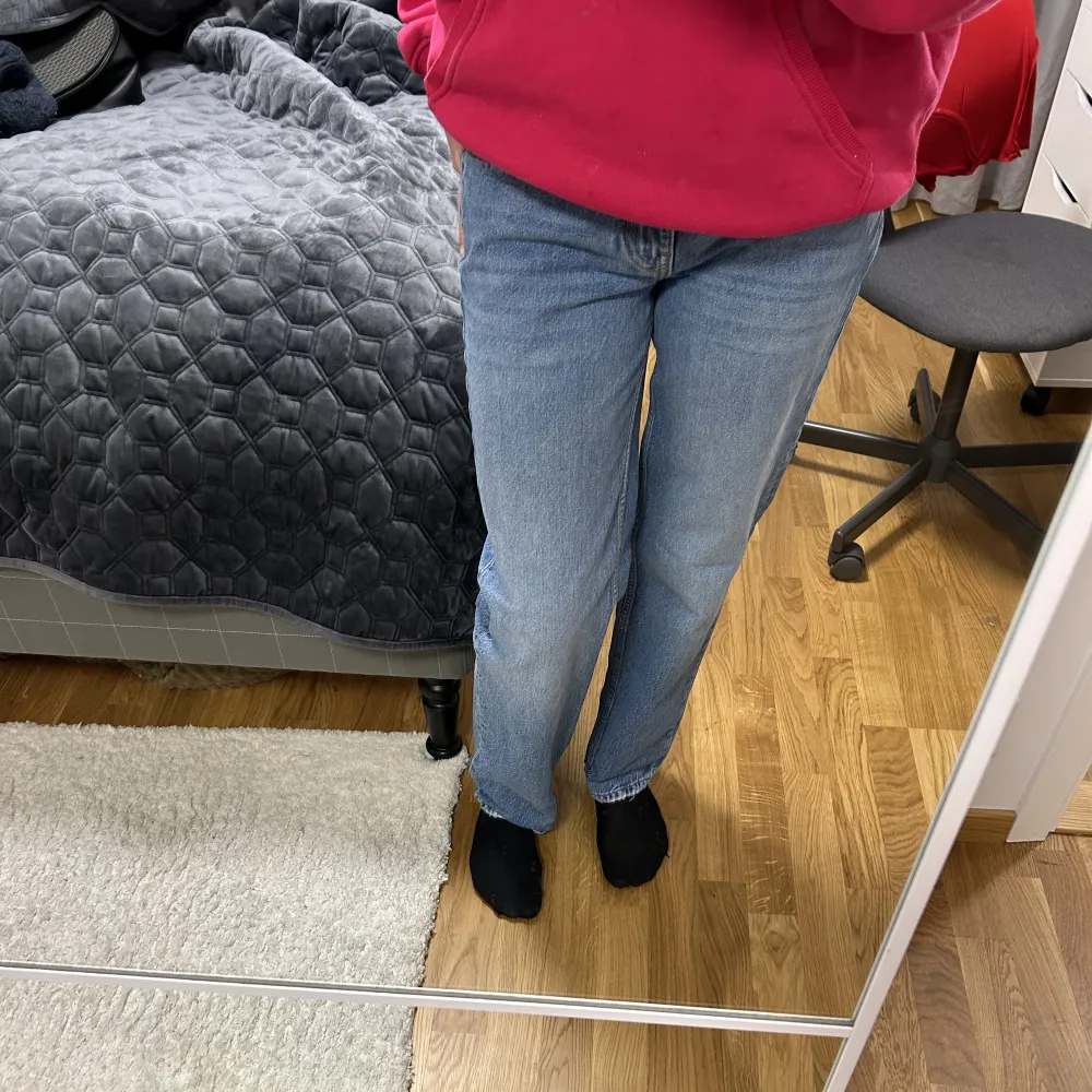 Säljer mina low Waits jeans från Gina tricot har använt 4 gånger har bara aldrig på mig dom nästan är 1,68 cm lång original pris:500kr. Jeans & Byxor.