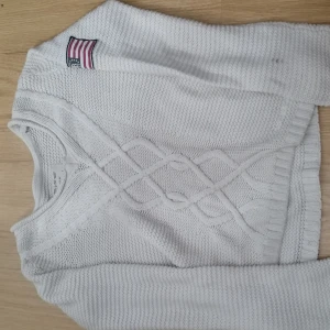 Tröja  - En tröja som inte kommer till användning längere 🥰förlåt för min kamera skriv gärna och fråga om fler bilder🤗