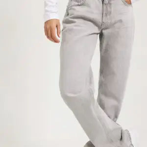 Jättefina helt nya jeans ifrån gina tricot i modellen Low straight jeans. 